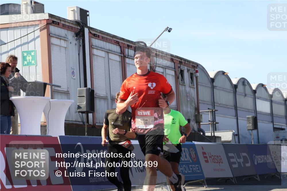 03.10.2025 - Köhlbrandbrückenlauf Luisa Fischer http://msf.ph/oto/9030499 03.10.2025 13:04:19 Ziel 4297, 4494, 5055, 5721, 6038, 6250, 6251, 6523, 6723, 6724 meine-sportfotos.de