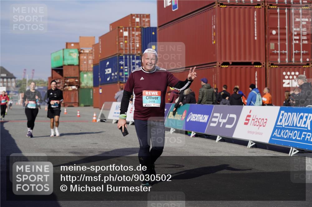 03.10.2025 - Köhlbrandbrückenlauf Michael Burmester http://msf.ph/oto/9030502 03.10.2025 10:35:48 Ziel 2148, 2418, 3565, 3566 meine-sportfotos.de