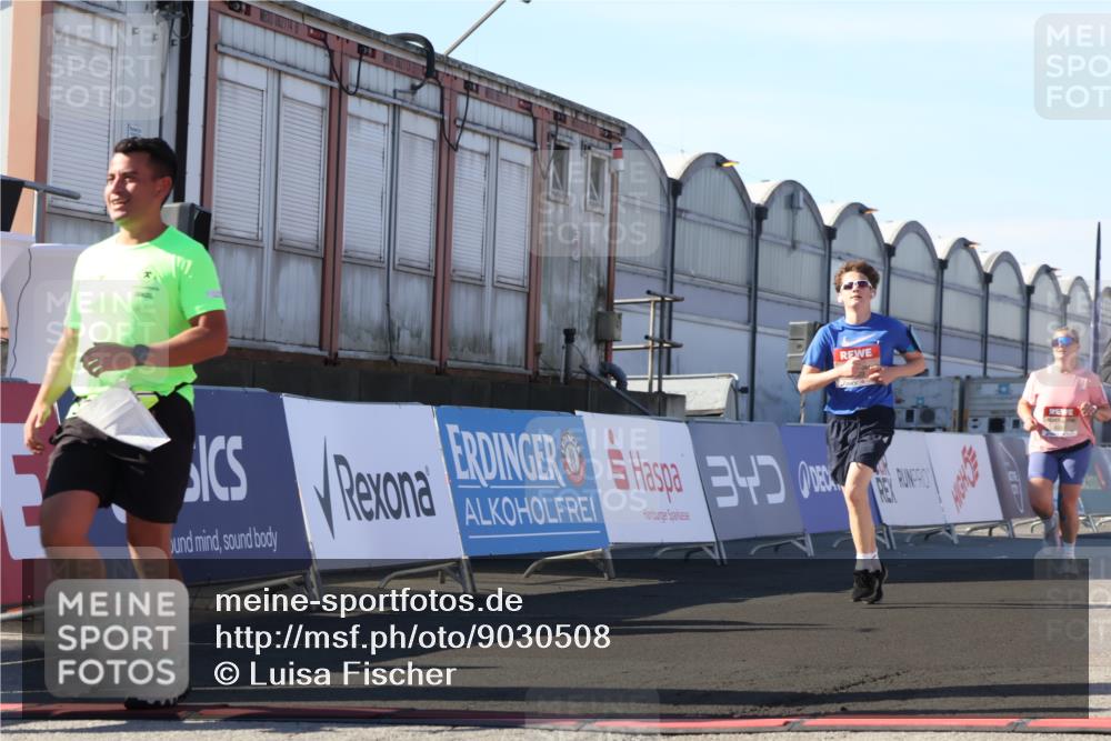 03.10.2025 - Köhlbrandbrückenlauf Luisa Fischer http://msf.ph/oto/9030508 03.10.2025 13:04:20 Ziel 4117, 4198, 4297, 4494, 5055, 5721, 6038, 6250, 6251, 6523, 6723, 6724 meine-sportfotos.de