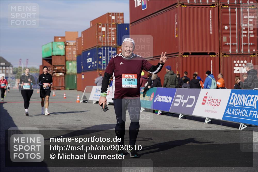 03.10.2025 - Köhlbrandbrückenlauf Michael Burmester http://msf.ph/oto/9030510 03.10.2025 10:35:48 Ziel 2148, 2418, 3565, 3566 meine-sportfotos.de