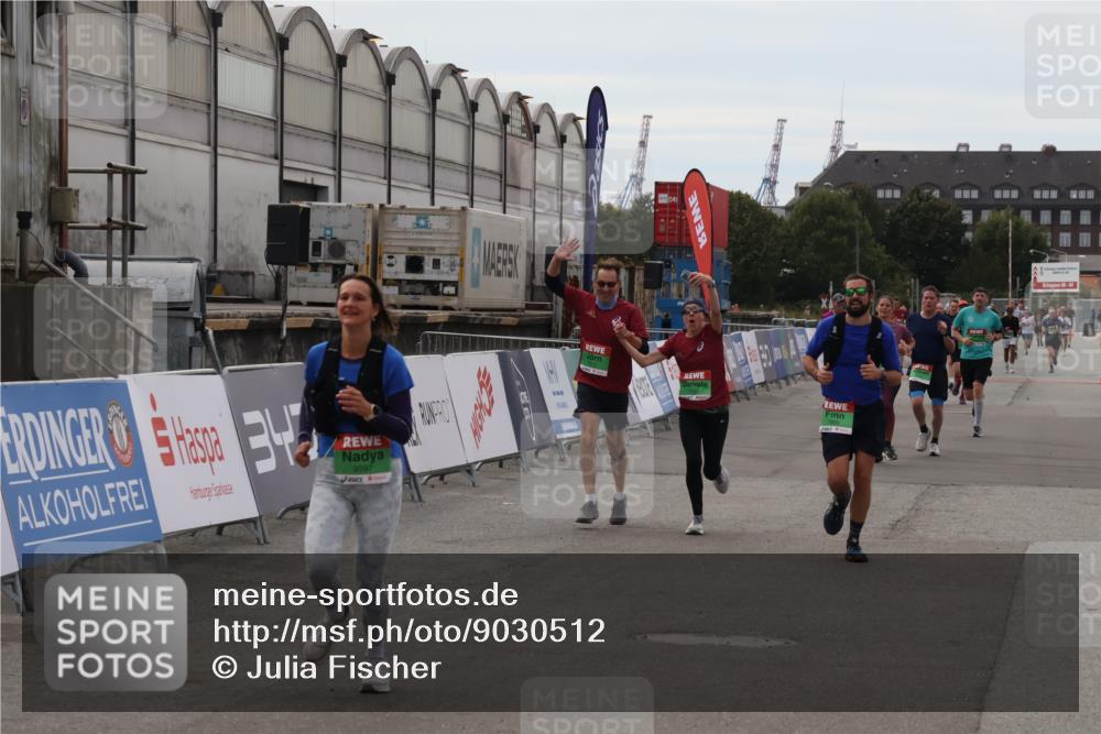 03.10.2025 - Köhlbrandbrückenlauf Julia Fischer http://msf.ph/oto/9030512 03.10.2025 16:11:25 Ziel 7350, 7373, 7472, 7515, 7591, 7765, 7895, 9067, 9068, 9597 meine-sportfotos.de