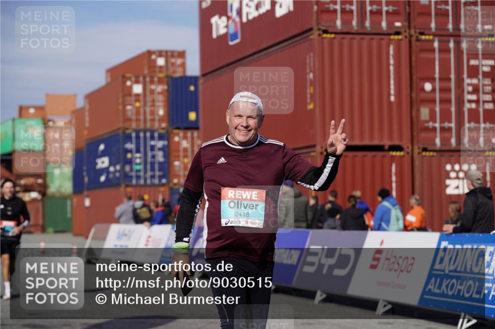 03.10.2025 - Köhlbrandbrückenlauf Michael Burmester http://msf.ph/oto/9030515 03.10.2025 10:35:48 Ziel 2148, 2418, 3565, 3566 meine-sportfotos.de