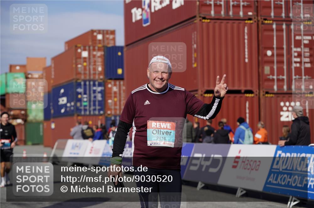 03.10.2025 - Köhlbrandbrückenlauf Michael Burmester http://msf.ph/oto/9030520 03.10.2025 10:35:48 Ziel 2148, 2418, 3565, 3566 meine-sportfotos.de