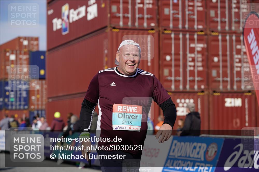 03.10.2025 - Köhlbrandbrückenlauf Michael Burmester http://msf.ph/oto/9030529 03.10.2025 10:35:49 Ziel 2148, 2418, 3565, 3566 meine-sportfotos.de