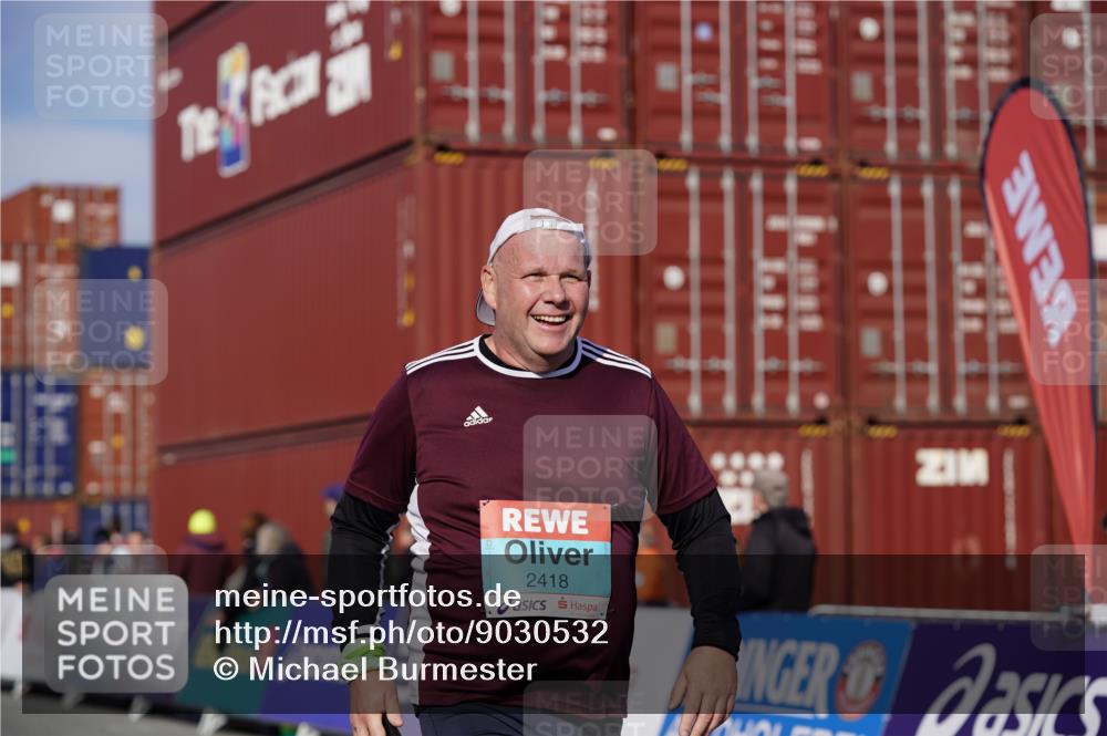 03.10.2025 - Köhlbrandbrückenlauf Michael Burmester http://msf.ph/oto/9030532 03.10.2025 10:35:49 Ziel 2148, 2418, 3565, 3566 meine-sportfotos.de