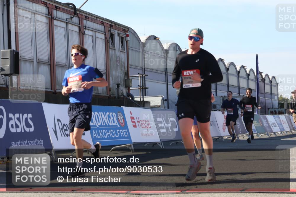 03.10.2025 - Köhlbrandbrückenlauf Luisa Fischer http://msf.ph/oto/9030533 03.10.2025 13:04:21 Ziel 4117, 4198, 4297, 4494, 4665, 4836, 4995, 5055, 6038, 6250, 6251, 6523, 6723, 6724 meine-sportfotos.de