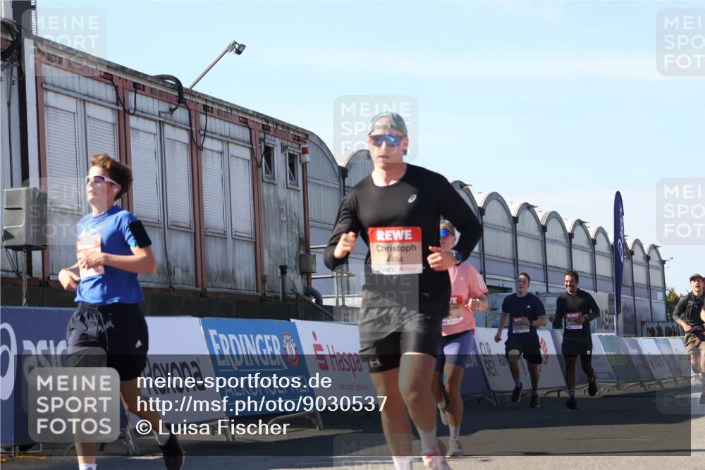 03.10.2025 - Köhlbrandbrückenlauf Luisa Fischer http://msf.ph/oto/9030537 03.10.2025 13:04:22 Ziel 4117, 4198, 4297, 4494, 4665, 4836, 4995, 5055, 6038, 6250, 6251, 6523, 6723, 6724 meine-sportfotos.de
