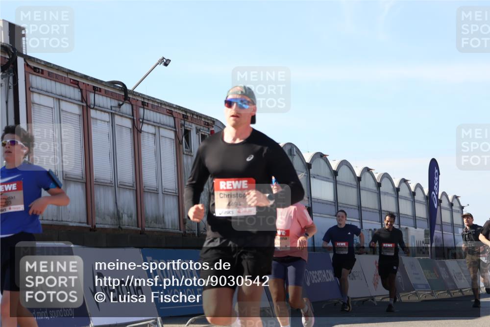 03.10.2025 - Köhlbrandbrückenlauf Luisa Fischer http://msf.ph/oto/9030542 03.10.2025 13:04:22 Ziel 4117, 4198, 4297, 4494, 4665, 4836, 4995, 5055, 6038, 6250, 6251, 6523, 6723, 6724 meine-sportfotos.de