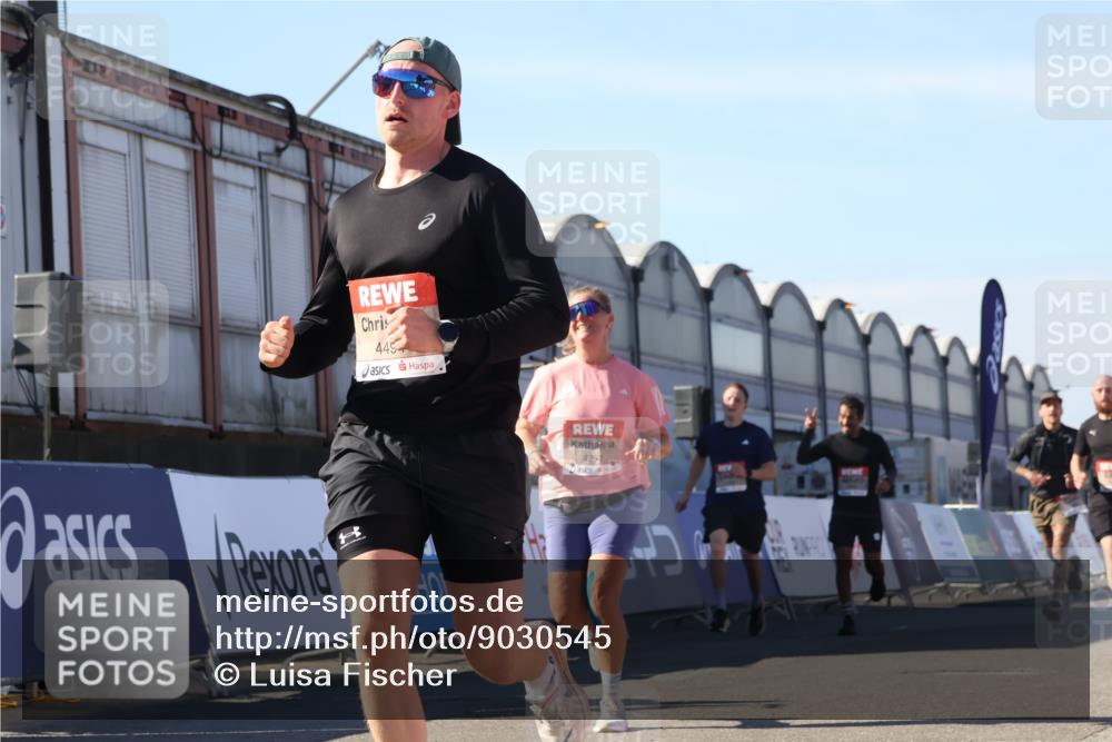 03.10.2025 - Köhlbrandbrückenlauf Luisa Fischer http://msf.ph/oto/9030545 03.10.2025 13:04:22 Ziel 4117, 4198, 4297, 4494, 4665, 4836, 4995, 5055, 6038, 6250, 6251, 6523, 6723, 6724 meine-sportfotos.de