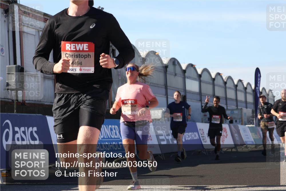 03.10.2025 - Köhlbrandbrückenlauf Luisa Fischer http://msf.ph/oto/9030550 03.10.2025 13:04:23 Ziel 4117, 4198, 4297, 4494, 4665, 4836, 4995, 5055, 6038, 6250, 6251, 6523, 6723, 6724 meine-sportfotos.de