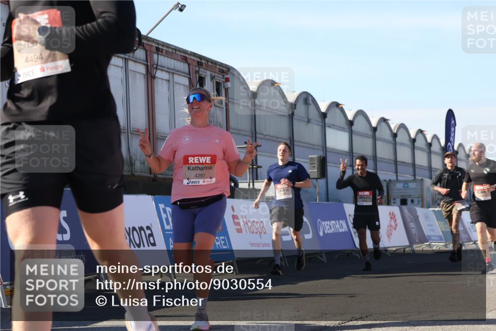 03.10.2025 - Köhlbrandbrückenlauf Luisa Fischer http://msf.ph/oto/9030554 03.10.2025 13:04:23 Ziel 4117, 4198, 4297, 4494, 4665, 4836, 4995, 5055, 6038, 6250, 6251, 6523, 6723, 6724 meine-sportfotos.de