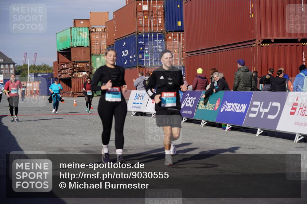 03.10.2025 - Köhlbrandbrückenlauf Michael Burmester http://msf.ph/oto/9030555 03.10.2025 10:35:51 Ziel 1837, 3565, 3566 meine-sportfotos.de