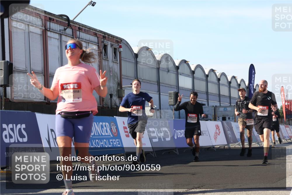 03.10.2025 - Köhlbrandbrückenlauf Luisa Fischer http://msf.ph/oto/9030559 03.10.2025 13:04:23 Ziel 4117, 4198, 4297, 4494, 4665, 4836, 4995, 5055, 6038, 6250, 6251, 6523, 6723, 6724 meine-sportfotos.de