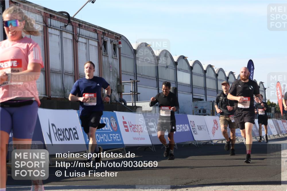 03.10.2025 - Köhlbrandbrückenlauf Luisa Fischer http://msf.ph/oto/9030569 03.10.2025 13:04:24 Ziel 4117, 4198, 4297, 4494, 4665, 4836, 4995, 5055, 6038, 6250, 6251, 6523, 6723, 6724 meine-sportfotos.de
