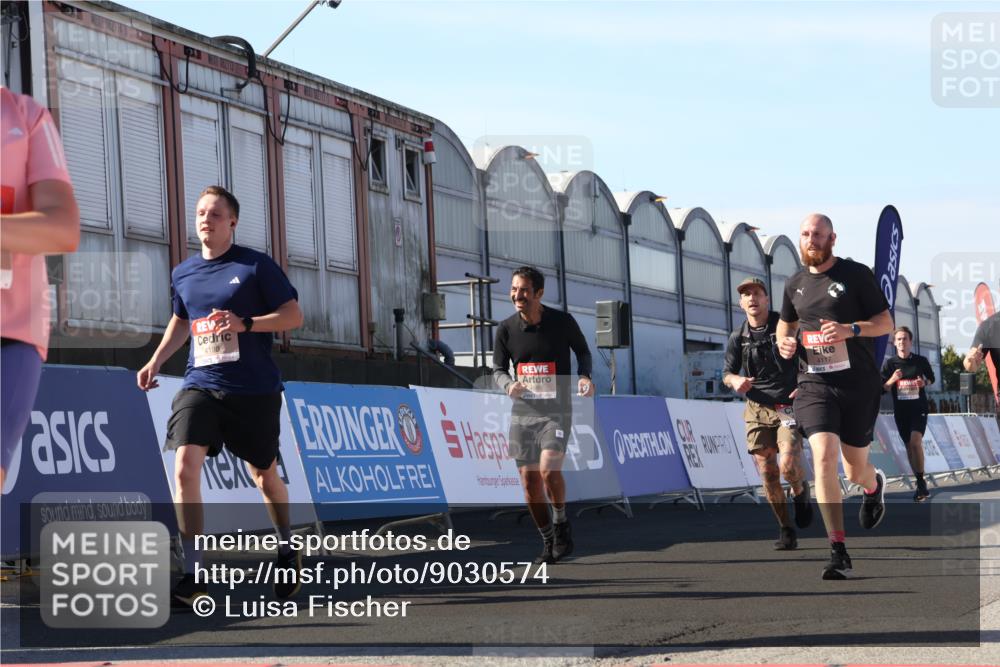 03.10.2025 - Köhlbrandbrückenlauf Luisa Fischer http://msf.ph/oto/9030574 03.10.2025 13:04:24 Ziel 4117, 4198, 4297, 4494, 4665, 4836, 4995, 5055, 6038, 6250, 6251, 6523, 6723, 6724 meine-sportfotos.de