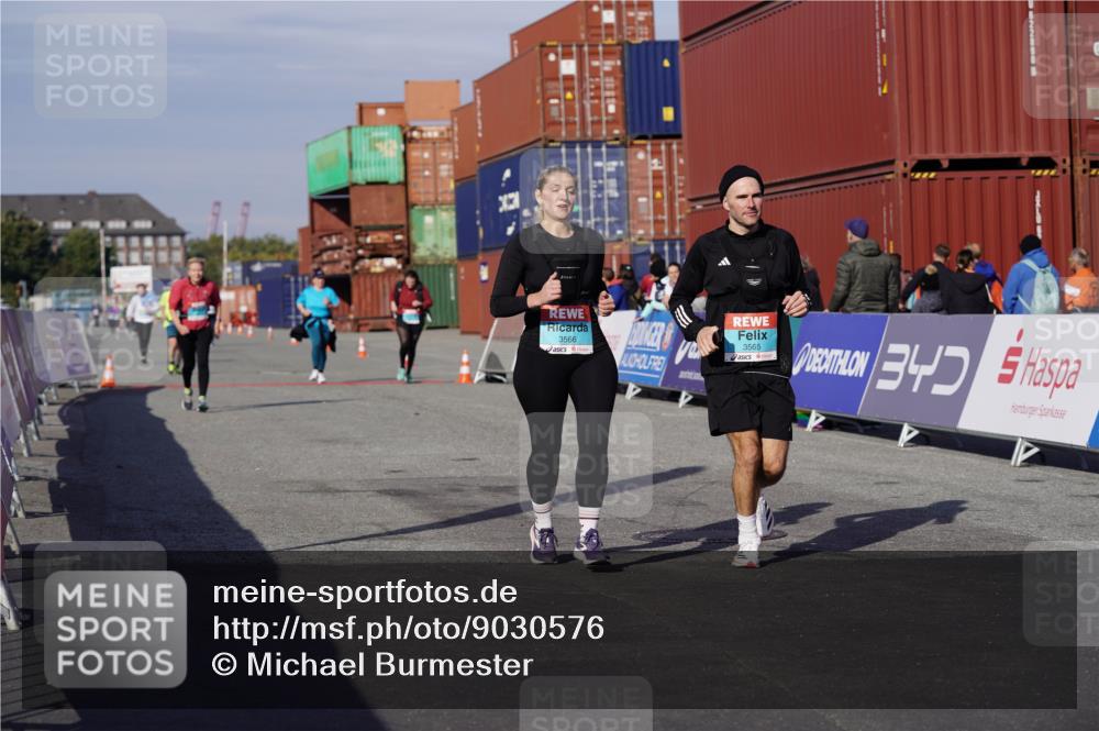 03.10.2025 - Köhlbrandbrückenlauf Michael Burmester http://msf.ph/oto/9030576 03.10.2025 10:35:52 Ziel 1837, 3565, 3566 meine-sportfotos.de