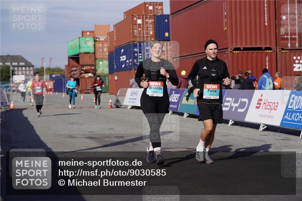 03.10.2025 - Köhlbrandbrückenlauf Michael Burmester http://msf.ph/oto/9030585 03.10.2025 10:35:53 Ziel 1837, 2344, 3565, 3566 meine-sportfotos.de