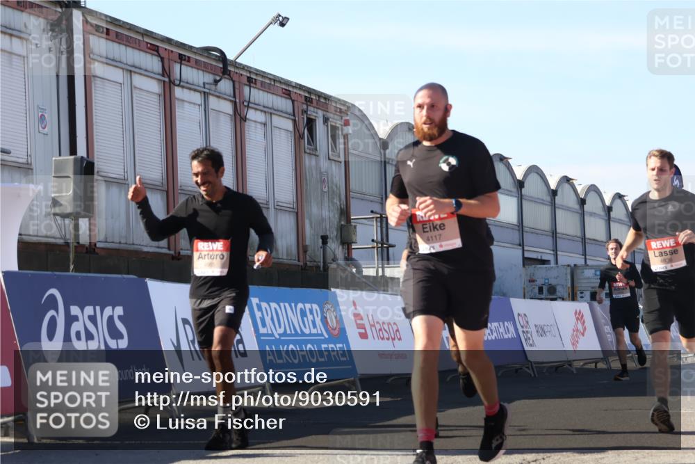 03.10.2025 - Köhlbrandbrückenlauf Luisa Fischer http://msf.ph/oto/9030591 03.10.2025 13:04:26 Ziel 4055, 4117, 4198, 4297, 4494, 4665, 4836, 4995, 5055, 6018, 6038, 6250, 6251, 6723, 6724 meine-sportfotos.de