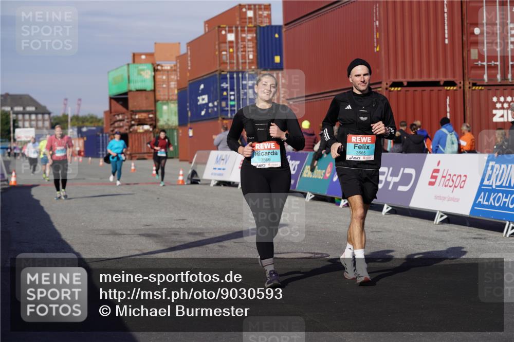 03.10.2025 - Köhlbrandbrückenlauf Michael Burmester http://msf.ph/oto/9030593 03.10.2025 10:35:53 Ziel 1837, 2344, 3565, 3566 meine-sportfotos.de