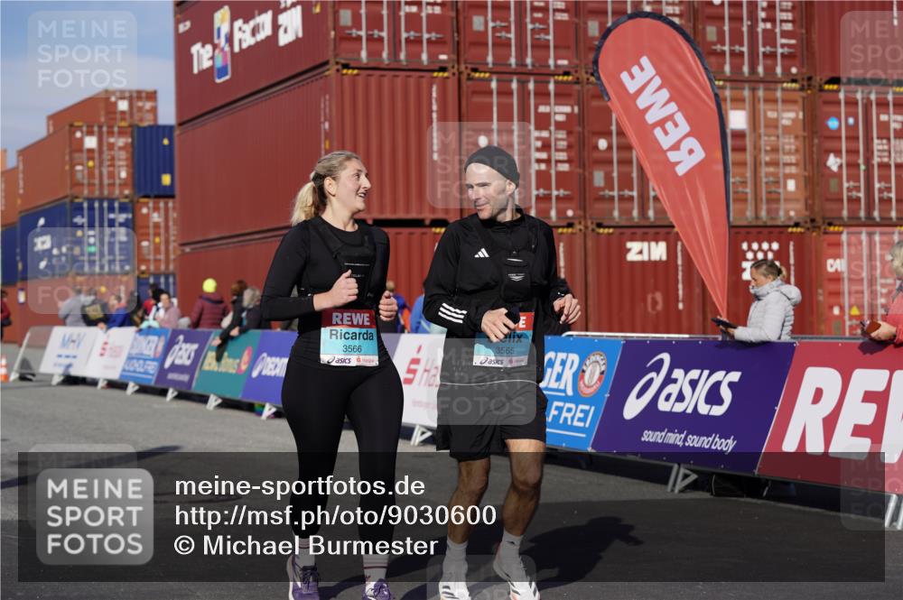 03.10.2025 - Köhlbrandbrückenlauf Michael Burmester http://msf.ph/oto/9030600 03.10.2025 10:35:54 Ziel 1837, 2161, 2344, 3565, 3566 meine-sportfotos.de