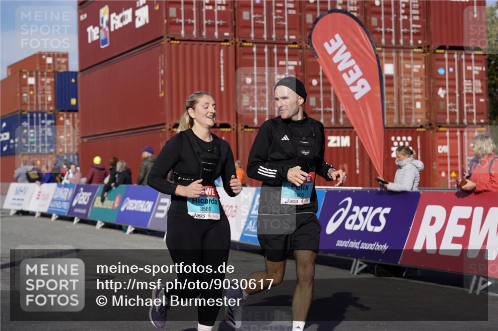 03.10.2025 - Köhlbrandbrückenlauf Michael Burmester http://msf.ph/oto/9030617 03.10.2025 10:35:54 Ziel 1837, 2161, 2344, 3565, 3566 meine-sportfotos.de