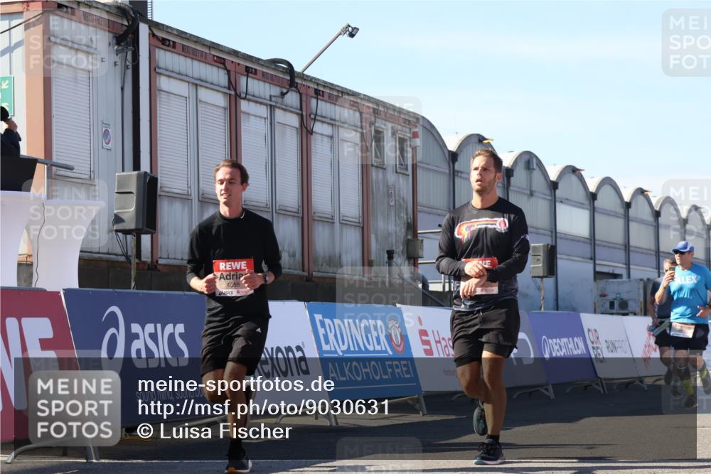 03.10.2025 - Köhlbrandbrückenlauf Luisa Fischer http://msf.ph/oto/9030631 03.10.2025 13:04:30 Ziel 4055, 4117, 4198, 4297, 4494, 4665, 4713, 4836, 4995, 6018, 6092, 6250, 6251, 6723 meine-sportfotos.de