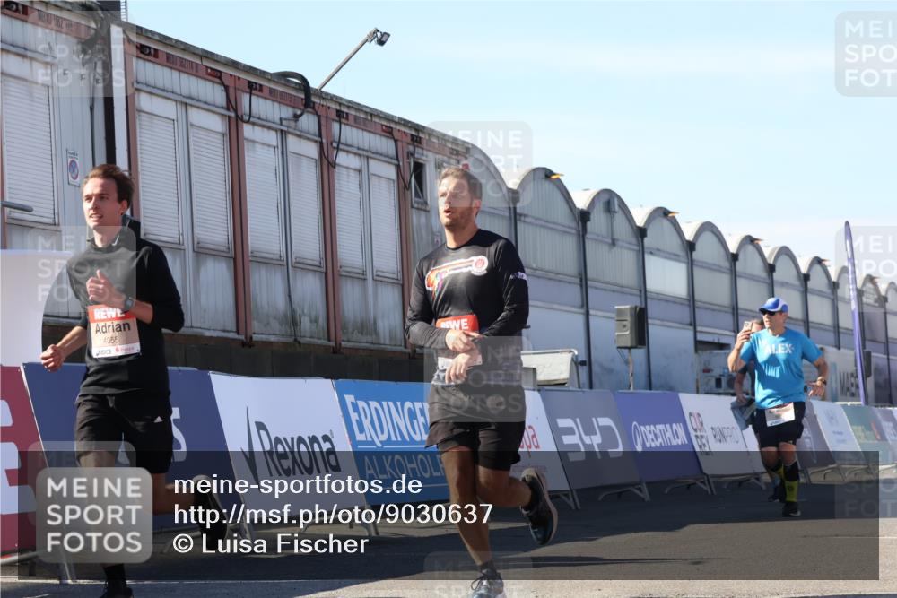 03.10.2025 - Köhlbrandbrückenlauf Luisa Fischer http://msf.ph/oto/9030637 03.10.2025 13:04:30 Ziel 4055, 4117, 4198, 4297, 4494, 4665, 4713, 4836, 4995, 6018, 6092, 6250, 6251, 6723 meine-sportfotos.de