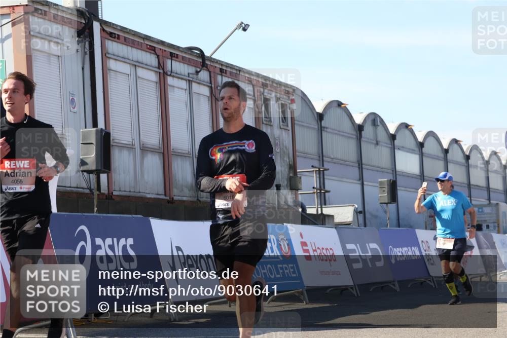03.10.2025 - Köhlbrandbrückenlauf Luisa Fischer http://msf.ph/oto/9030641 03.10.2025 13:04:31 Ziel 4055, 4117, 4198, 4297, 4494, 4665, 4713, 4836, 4995, 6018, 6092, 6723 meine-sportfotos.de