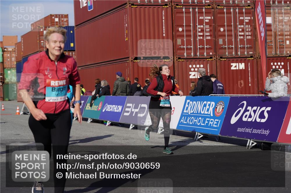 03.10.2025 - Köhlbrandbrückenlauf Michael Burmester http://msf.ph/oto/9030659 03.10.2025 10:36:00 Ziel 1837, 2161, 2344, 2427, 2476 meine-sportfotos.de