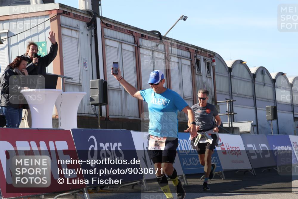 03.10.2025 - Köhlbrandbrückenlauf Luisa Fischer http://msf.ph/oto/9030671 03.10.2025 13:04:33 Ziel 4055, 4117, 4198, 4297, 4665, 4713, 4836, 4995, 6018, 6092, 6723 meine-sportfotos.de