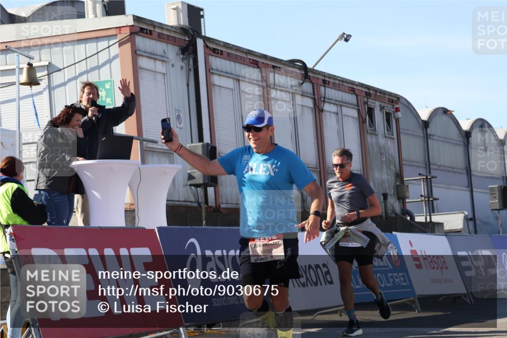 03.10.2025 - Köhlbrandbrückenlauf Luisa Fischer http://msf.ph/oto/9030675 03.10.2025 13:04:33 Ziel 4055, 4117, 4198, 4297, 4665, 4713, 4836, 4995, 6018, 6092, 6723 meine-sportfotos.de