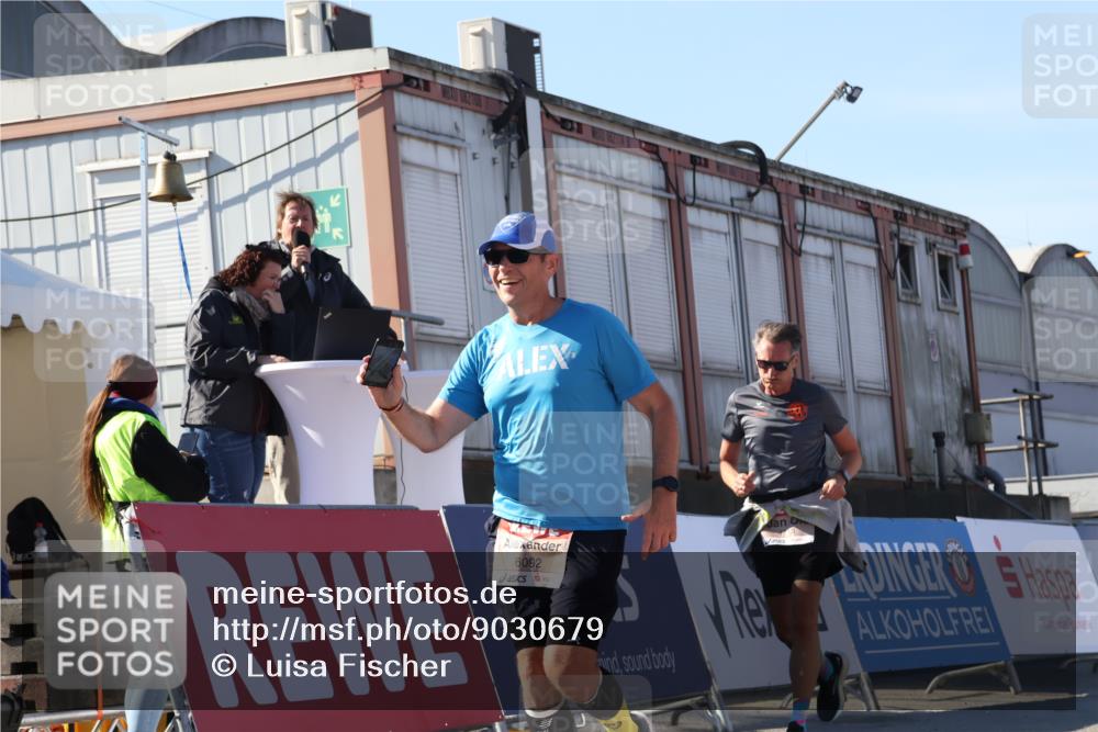 03.10.2025 - Köhlbrandbrückenlauf Luisa Fischer http://msf.ph/oto/9030679 03.10.2025 13:04:34 Ziel 4055, 4117, 4198, 4297, 4665, 4713, 4724, 4836, 4995, 6018, 6092 meine-sportfotos.de