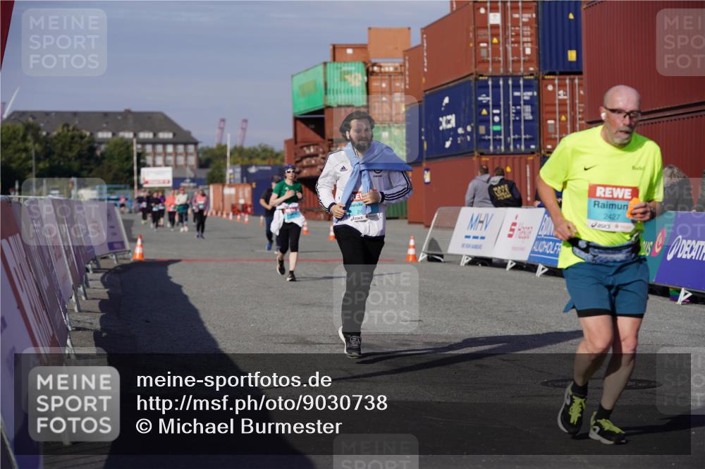 03.10.2025 - Köhlbrandbrückenlauf Michael Burmester http://msf.ph/oto/9030738 03.10.2025 10:36:07 Ziel 2427, 2476, 3258 meine-sportfotos.de