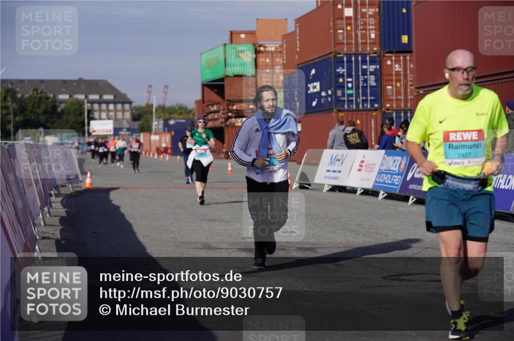 03.10.2025 - Köhlbrandbrückenlauf Michael Burmester http://msf.ph/oto/9030757 03.10.2025 10:36:07 Ziel 2427, 2476, 3258 meine-sportfotos.de