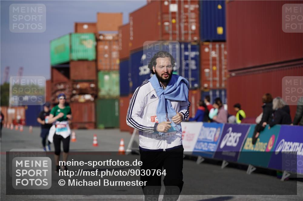 03.10.2025 - Köhlbrandbrückenlauf Michael Burmester http://msf.ph/oto/9030764 03.10.2025 10:36:08 Ziel 2427, 2476, 3258 meine-sportfotos.de