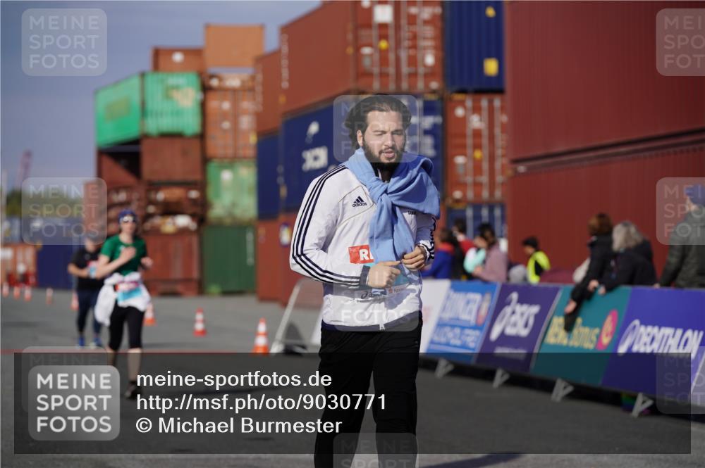 03.10.2025 - Köhlbrandbrückenlauf Michael Burmester http://msf.ph/oto/9030771 03.10.2025 10:36:08 Ziel 2427, 2476, 3258 meine-sportfotos.de
