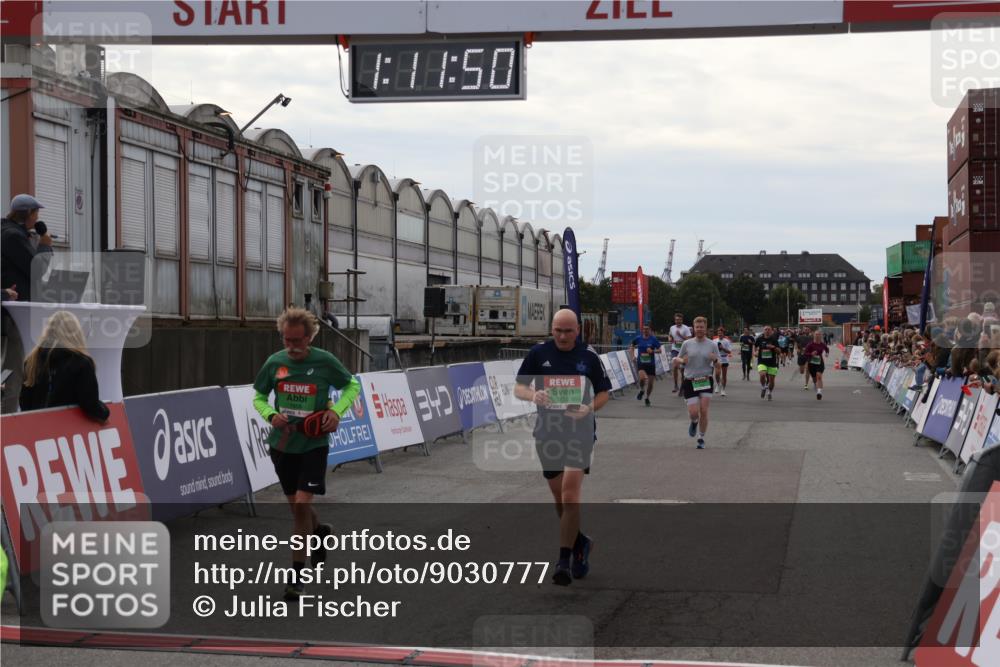 03.10.2025 - Köhlbrandbrückenlauf Julia Fischer http://msf.ph/oto/9030777 03.10.2025 16:11:51 Ziel 7196, 7330, 7419, 7469, 7533, 7658, 7961, 8005, 8954, 9200, 9202, 9244, 9392, 9634 meine-sportfotos.de