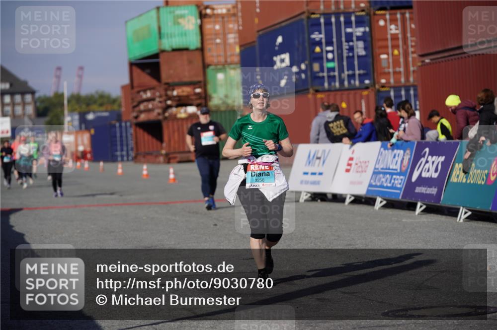 03.10.2025 - Köhlbrandbrückenlauf Michael Burmester http://msf.ph/oto/9030780 03.10.2025 10:36:11 Ziel 2475, 2476, 3258 meine-sportfotos.de