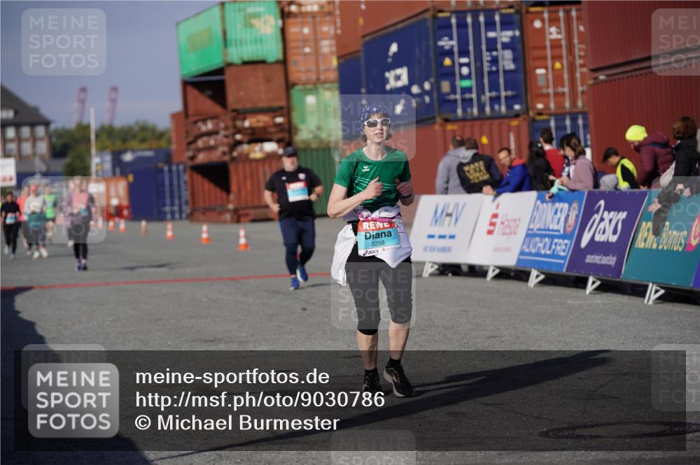 03.10.2025 - Köhlbrandbrückenlauf Michael Burmester http://msf.ph/oto/9030786 03.10.2025 10:36:11 Ziel 2475, 2476, 3258 meine-sportfotos.de