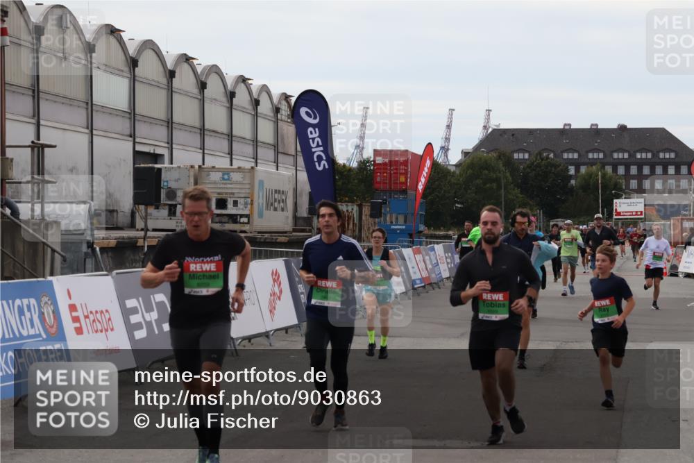 03.10.2025 - Köhlbrandbrückenlauf Julia Fischer http://msf.ph/oto/9030863 03.10.2025 16:12:04 Ziel 7122, 7463, 7469, 7566, 7613, 7757, 7961, 8005, 8096, 8110, 8259, 8569, 8954, 9159, 9244, 9399 meine-sportfotos.de