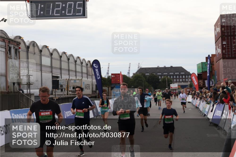 03.10.2025 - Köhlbrandbrückenlauf Julia Fischer http://msf.ph/oto/9030877 03.10.2025 16:12:05 Ziel 7122, 7463, 7566, 7613, 7757, 7961, 8005, 8096, 8110, 8259, 8569, 8954, 9159, 9244, 9399 meine-sportfotos.de