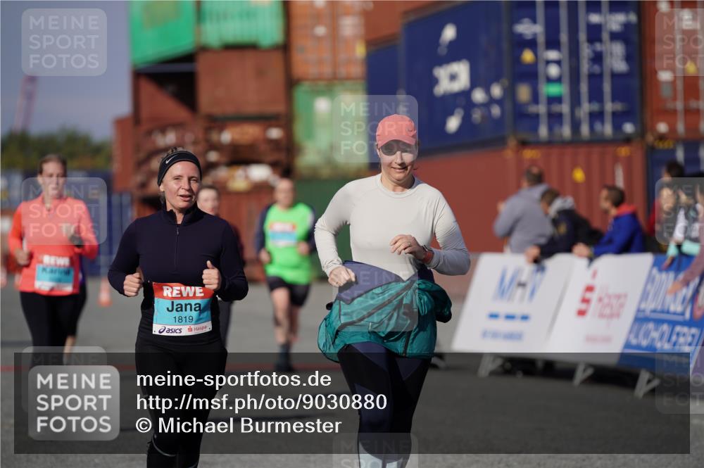 03.10.2025 - Köhlbrandbrückenlauf Michael Burmester http://msf.ph/oto/9030880 03.10.2025 10:36:26 Ziel 1819, 1982, 2331, 3094, 3225, 3589 meine-sportfotos.de