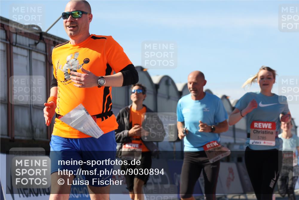 03.10.2025 - Köhlbrandbrückenlauf Luisa Fischer http://msf.ph/oto/9030894 03.10.2025 13:04:59 Ziel 4061, 4175, 4217, 4240, 4751, 5670, 5785, 5951, 5952, 6561, 6716, 6719 meine-sportfotos.de