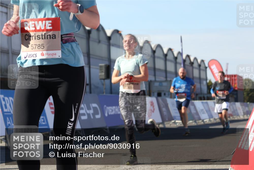 03.10.2025 - Köhlbrandbrückenlauf Luisa Fischer http://msf.ph/oto/9030916 03.10.2025 13:05:01 Ziel 4098, 4175, 4217, 4240, 4256, 4751, 5670, 5785, 5951, 5952, 6561, 6719 meine-sportfotos.de