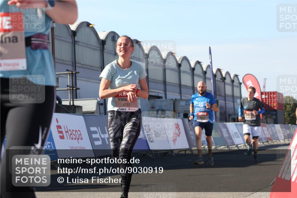 03.10.2025 - Köhlbrandbrückenlauf Luisa Fischer http://msf.ph/oto/9030919 03.10.2025 13:05:01 Ziel 4098, 4175, 4217, 4240, 4256, 4751, 5670, 5785, 5951, 5952, 6561, 6719 meine-sportfotos.de