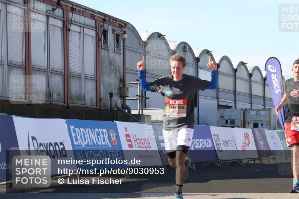 03.10.2025 - Köhlbrandbrückenlauf Luisa Fischer http://msf.ph/oto/9030953 03.10.2025 13:05:05 Ziel 4098, 4175, 4217, 4240, 4256, 4490, 4585, 4751, 5670, 5785, 5951, 5952, 6561, 6719 meine-sportfotos.de