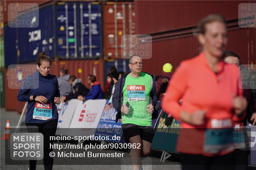 03.10.2025 - Köhlbrandbrückenlauf Michael Burmester http://msf.ph/oto/9030962 03.10.2025 10:36:32 Ziel 1819, 1982, 2331, 2780, 3094, 3096, 3225, 3311 meine-sportfotos.de