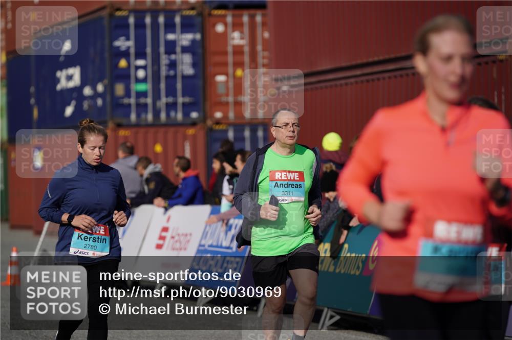 03.10.2025 - Köhlbrandbrückenlauf Michael Burmester http://msf.ph/oto/9030969 03.10.2025 10:36:32 Ziel 1819, 1982, 2331, 2780, 3094, 3096, 3225, 3311 meine-sportfotos.de