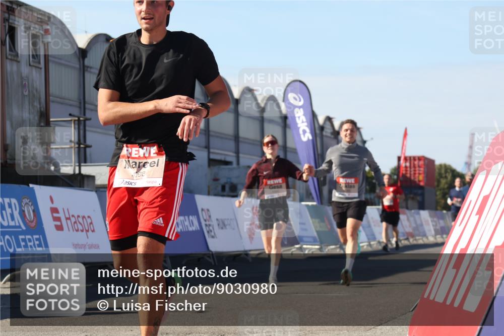 03.10.2025 - Köhlbrandbrückenlauf Luisa Fischer http://msf.ph/oto/9030980 03.10.2025 13:05:07 Ziel 4098, 4175, 4217, 4256, 4490, 4585, 4751, 5670, 5785, 5951, 5952, 6561, 6719 meine-sportfotos.de