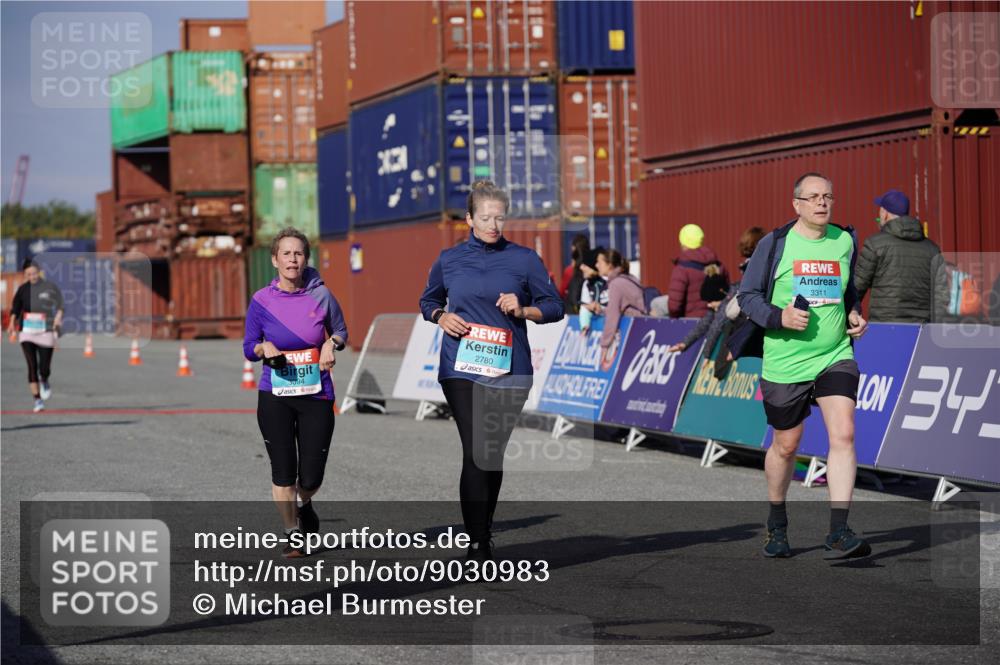 03.10.2025 - Köhlbrandbrückenlauf Michael Burmester http://msf.ph/oto/9030983 03.10.2025 10:36:33 Ziel 1982, 2331, 2780, 3094, 3096, 3225, 3311 meine-sportfotos.de